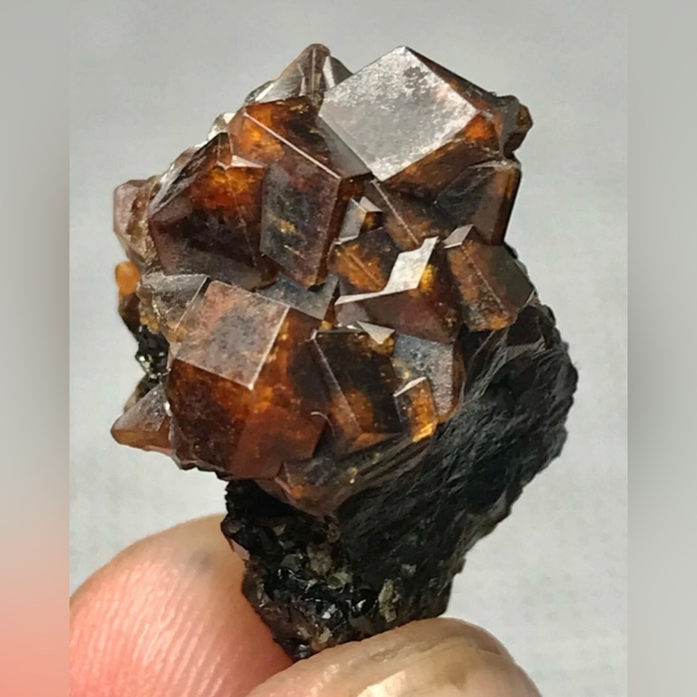 17 Carats Beautiful Garnet Crystals Specimens from Pakistan - Picture 5 of 11
